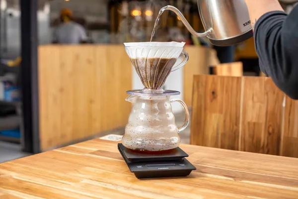 Shallow Focus Shot Coffee Brewing Pouring Water Ground Coffee Beans — Stock Photo, Image