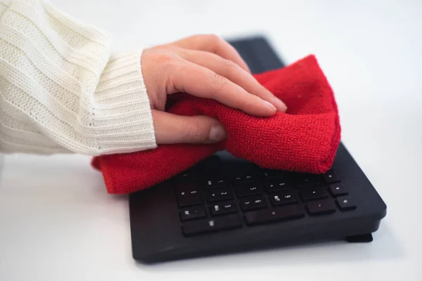 Женщина Вытирает Красной Микроволоконной Тканью Клавиатуру Столе Офисе — стоковое фото