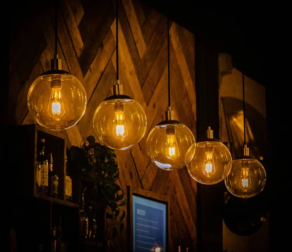 Uma Fileira Lâmpadas Decorativas Penduradas Café — Fotografia de Stock