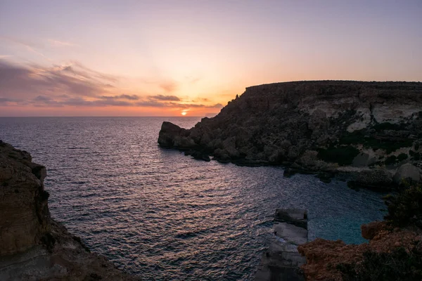 Mellieha Malta 2021 아이빌리지 앙코르 멜리에하 봄날해 바다에서 판잣집 — 스톡 사진