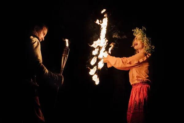 Ard ルーマニア 2021年8月21日 中世の祭りの間に暗闇の中で火で遊ぶルーマニアの若い女性Ardud — ストック写真