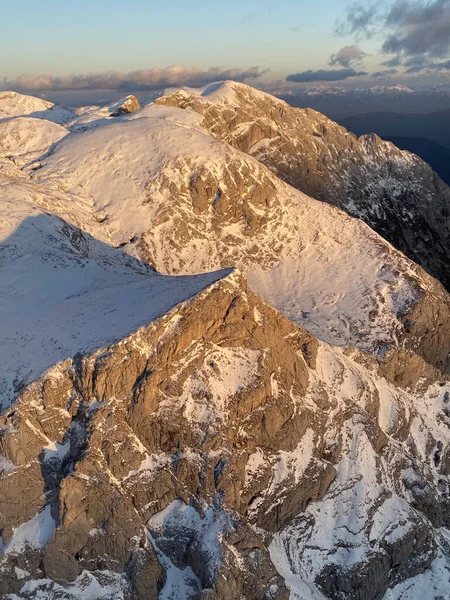 Karla Kaplı Alp Dağlarının Bulutlu Arkaplanlı Bir Görüntüsü — Stok fotoğraf