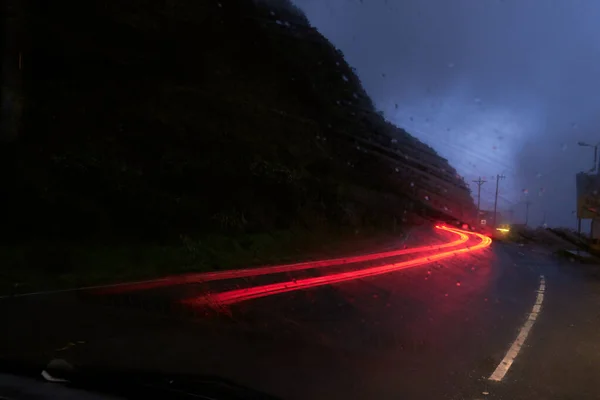 Egy Keskeny Országút Elvont Fényes Közlekedési Lámpa Pályák Éjszaka Vízszintes — Stock Fotó