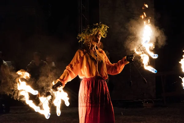 Ard ルーマニア 2021年8月21日 中世の祭りの間に暗闇の中で火で遊ぶルーマニアの若い女性Ardud — ストック写真