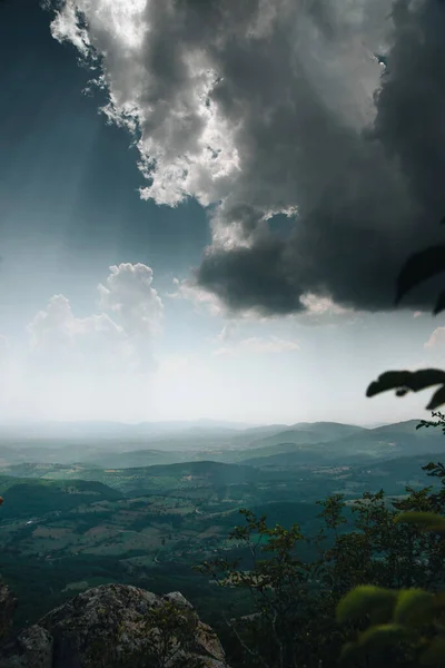 Vertikal Bild Ett Vackert Bergigt Landskap Ett Molnigt — Stockfoto