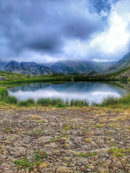 Sebuah Gambar Vertikal Dari Sebuah Danau Dikelilingi Oleh Pegunungan Pada — Stok Foto