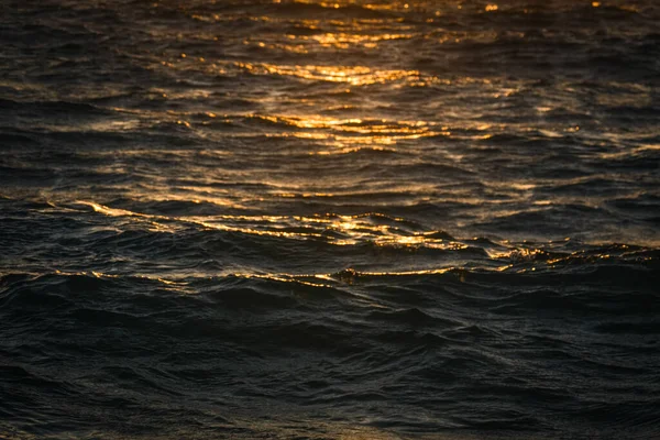 Närbild Bild Vågor Havet Solstrålar Skymningen — Stockfoto