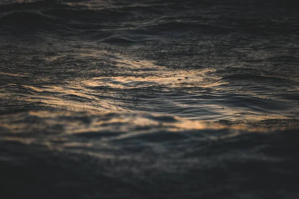 Niesamowite Zbliżenie Fal Oceanu Promieniach Słońca — Zdjęcie stockowe