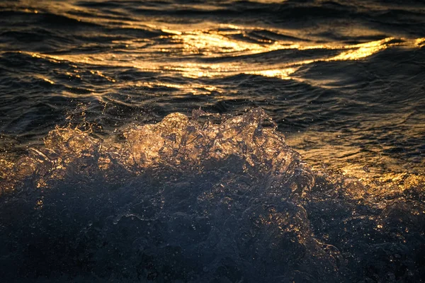 Een Close Shot Van Spetterende Golven Van Oceaan Zonnestralen — Stockfoto