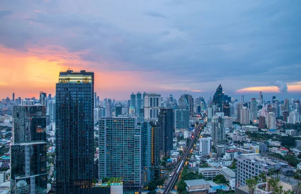 Das Stadtbild Die Skytrain Eisenbahn Und Der Wolkenkratzer Von Bangkok — Stockfoto