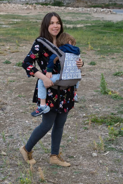 Jonge Moeder Met Haar Peuter Jongen Terug Ergonomische Draagtas Herfst — Stockfoto