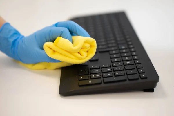 Pessoa Limpa Teclado Com Pano Microfibra Amarelo Use Luvas Látex — Fotografia de Stock