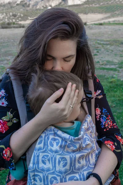 Jonge Moeder Met Haar Peuter Jongen Terug Ergonomische Draagtas Herfst — Stockfoto