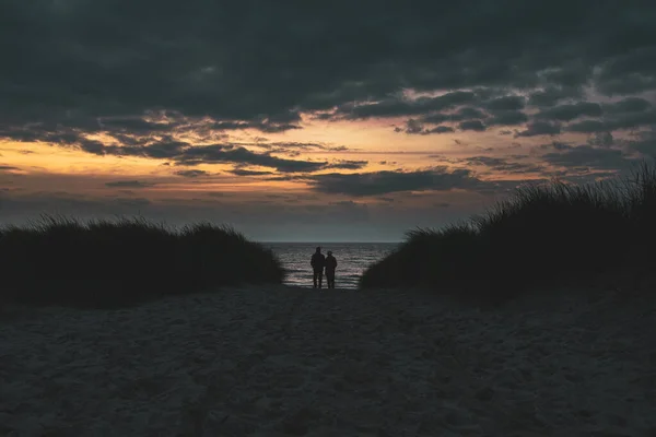 Ehepaar Strand Bei Sonnenuntergang Der Ostsee — Stockfoto