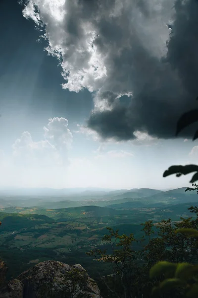 Vertikal Bild Ett Vackert Bergigt Landskap Molnig Himmel — Stockfoto