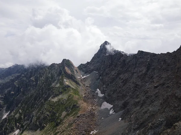 多雾的天空下青山森林的美丽景色 — 图库照片