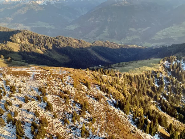 Drone Tirado Das Florestas Nas Montanhas Dos Alpes Coberto Neve — Fotografia de Stock