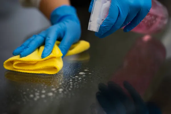 Mujer Limpiando Una Mesa Vidrio Con Spray Paño Microfibra — Foto de Stock