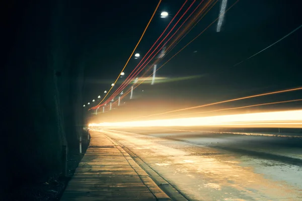 抽象的な明るい信号路を持つトンネル夜 水平方向の背景 — ストック写真