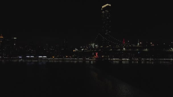 Ночной Вид Большой Мост Через Реку Освещенном Городе — стоковое видео