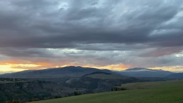 日落时蓝天白云笼罩下的群山间的平原全景 — 图库视频影像