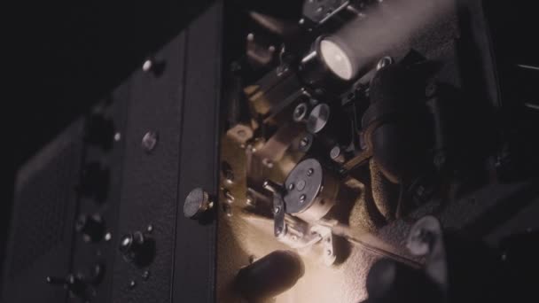 Rekaman Closeup Dari Proyektor Film Dalam Aksi — Stok Video