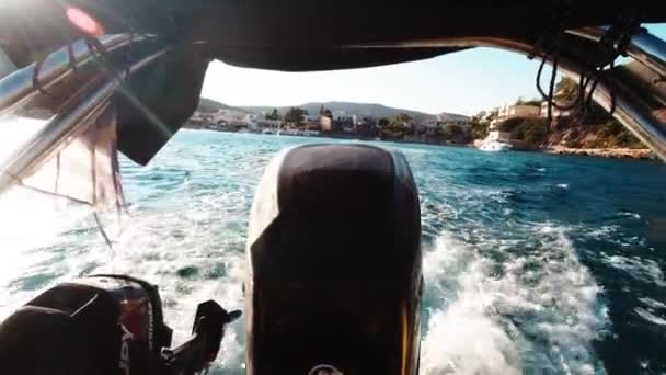 Ένας Άντρας Οδηγεί Μια Βάρκα Στη Θάλασσα — Αρχείο Βίντεο