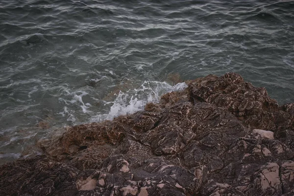 Een Close Van Rotsachtige Kust Golvend Water Van Zee Voor — Stockfoto