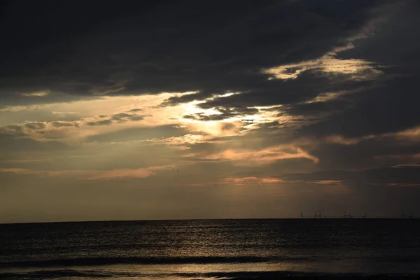 Pittoresk Utsikt Över Havet Med Reflektion Solstrålar Den Den Molniga — Stockfoto