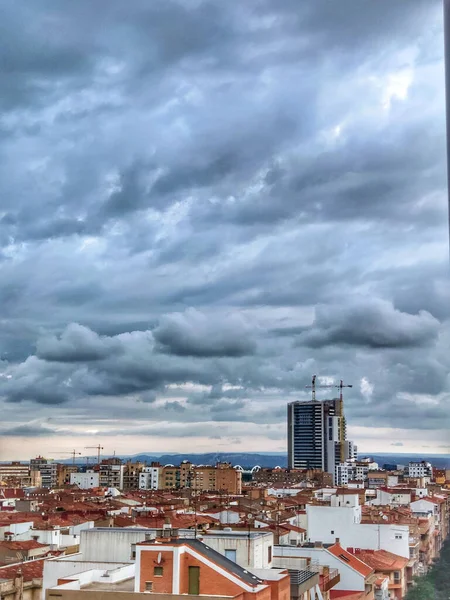 Eine Vertikale Aufnahme Einer Altstadt Mit Schönen Häusern Und Einem — Stockfoto