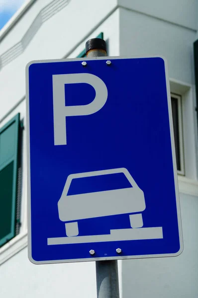 Skylt Fordon Får Parkera Delvis Trottoaren Färdriktningen Tyskt Trafikmärke 315 — Stockfoto