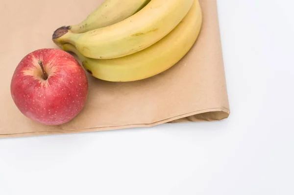 Rijpe Biologische Rode Appel Bananen Een Witte Achtergrond Papieren Zak — Stockfoto