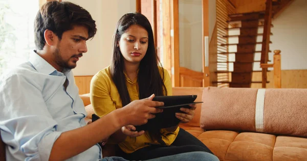 Una Discusión Pareja India Alrededor Mesa Mientras Mira Tableta — Foto de Stock