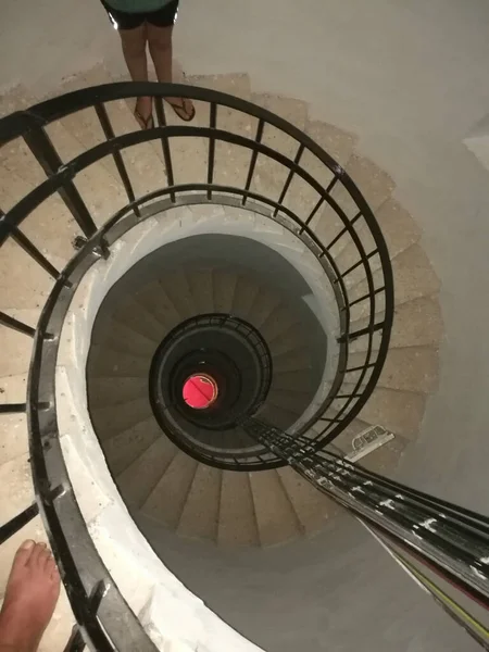 建物内の円形の階段の上からの眺め — ストック写真