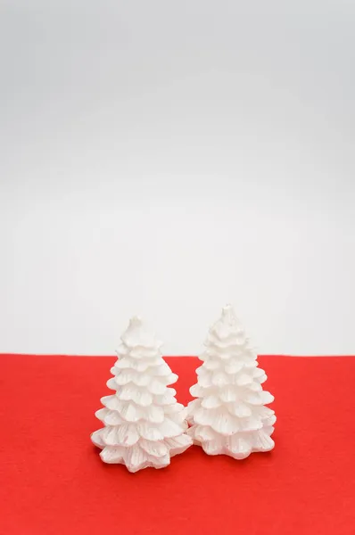 Fondo Ornamental Navidad Con Abetos Sobre Una Superficie Roja Blanca —  Fotos de Stock