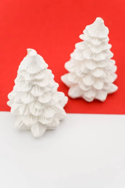 Weihnachten Ornamentalen Hintergrund Mit Tannenbäumen Auf Einer Rot Weißen Oberfläche — Stockfoto