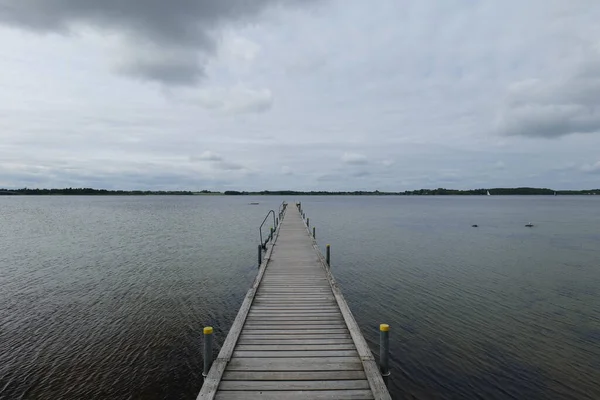 Houten Pier Het Meerwater Tegen Een Bewolkte Lucht Frederikssund Denemarken — Stockfoto