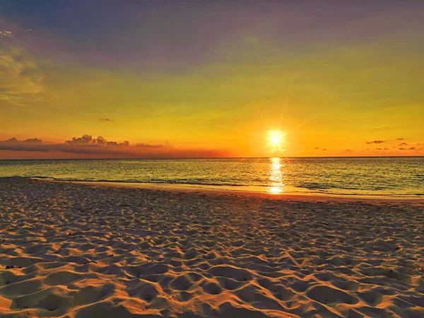夏の海の上に魅惑的な夕日 — ストック写真