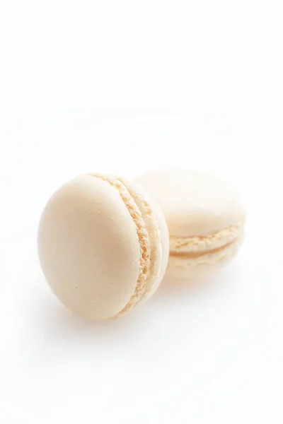 Een Verticaal Shot Van Heerlijke Verse Macarons Geïsoleerd Een Witte — Stockfoto