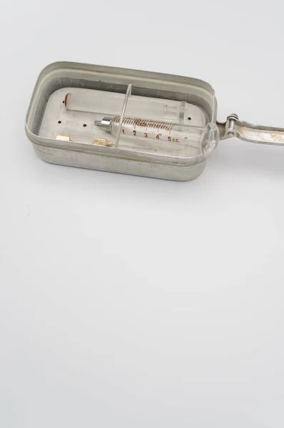 Egy Különálló Injekciós Fecskendő Fehér Papíralapon Szöveges Háttérrel Ellátott Dobozban — Stock Fotó
