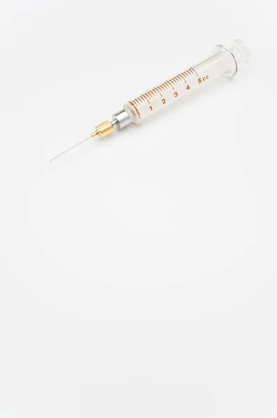 Metin Arkaplanlı Beyaz Kağıt Üzerinde Izole Edilmiş Bir Enjeksiyon Şırıngası — Stok fotoğraf