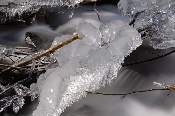 滝の上に吊るされた氷の彫刻 長時間露光 — ストック写真