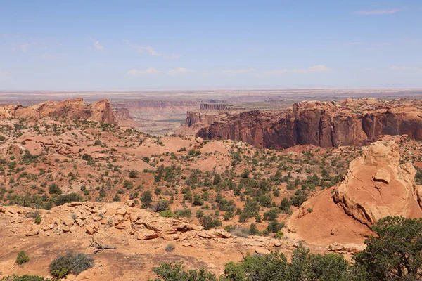 Uma Vista Panorâmica Paisagem Rochosa Vermelha Parque Nacional Canyonlands Perto — Fotografia de Stock