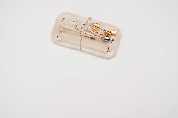 Eine Isolierte Injektionsspritze Und Nadeln Einer Schachtel Auf Weißem Papierhintergrund — Stockfoto