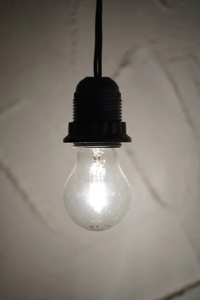 Plan Vertical Une Lampe Allumée Suspendue — Photo