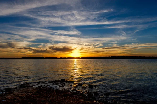 Прекрасний Знімок Моря Під Хмарним Небом Заході Сонця — стокове фото