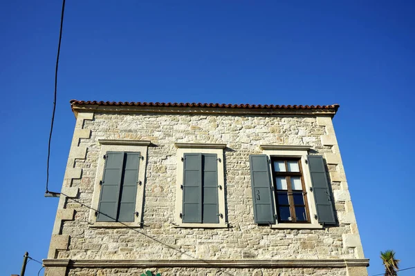 Vue Angle Bas Bâtiment Avec Fenêtres Volets Contre Ciel Bleu — Photo