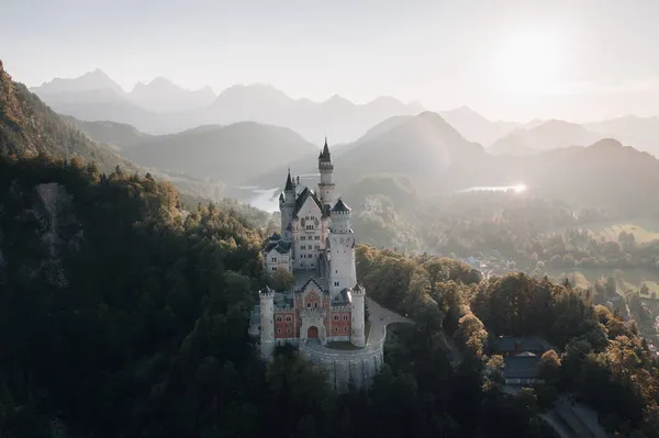 Ein Schöner Blick Auf Eine Burg Inmitten Hoher Berge — Stockfoto