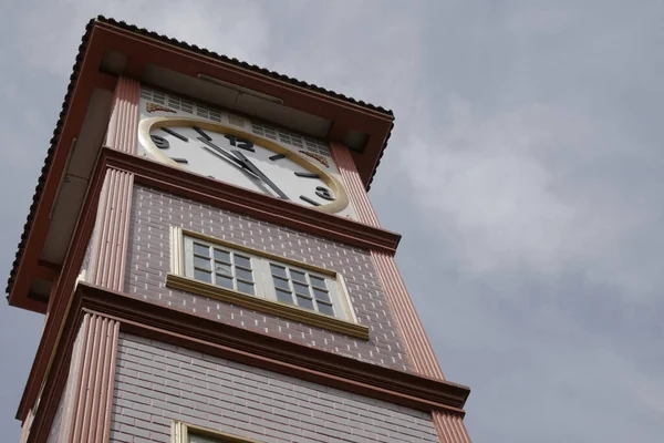 Eine Flache Aufnahme Einer Straßenuhr Gegen Den Bewölkten Himmel Mit — Stockfoto