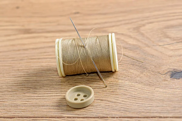 Крупним Планом Знімок Кнопки Мотузки Швейні Інструменти Дерев Яному Столі — стокове фото